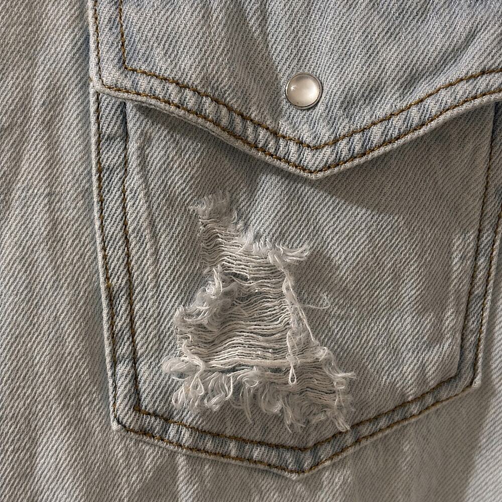RISEN Women’s Distressed Light Wash Denim Shacket Size L Snap Front NWT